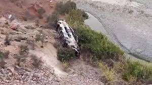 பெரு நாட்டில் பள்ளத்தாக்கில் கவிழ்ந்த பேருந்து - 37 பேர் பலி